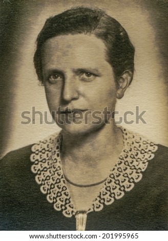 LEGNICA (LIEGNITZ), FORMERLY GERMANY, NOW POLAND, CIRCA THIRTIES - Vintage portrait of young woman