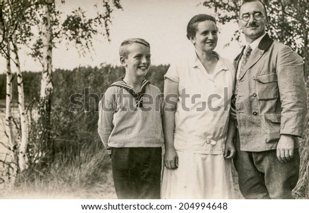 GERMANY, CIRCA THIRTIES - Vintage photo of parents and little son