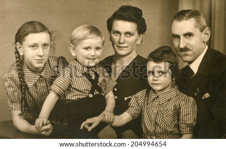 GERMANY, CIRCA THIRTIES - Vintage photo of parents and three children