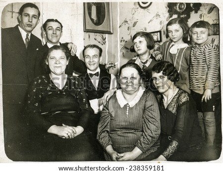 GERMANY, CIRCA 1930s- vintage photo of family in dining room