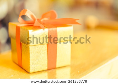 Christmas gold gift box - Vintage effect style pictures