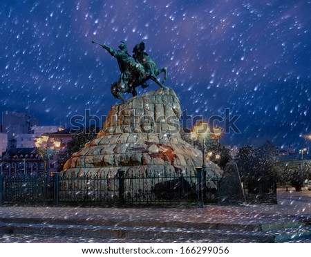 Roman Bogdan Hmelnitsy-rider on Sofia square, Earth covers the first snow-soon Christmas and New Year, and monuments of Kiev Ukroyut beautiful fluffy carpet, delighting many tourists