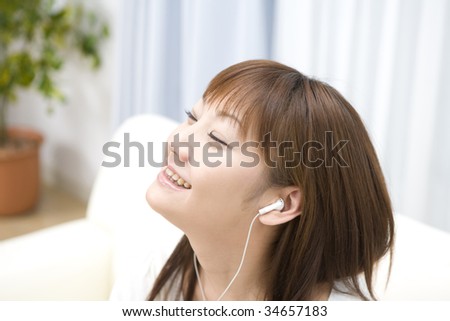 LIFESTYLE IMAGE-a Japanese woman listening music