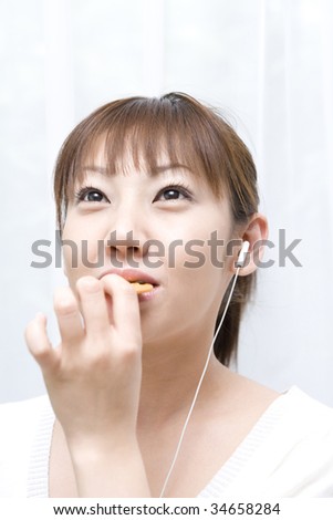 LIFESTYLE IMAGE-a Japanese woman listening music