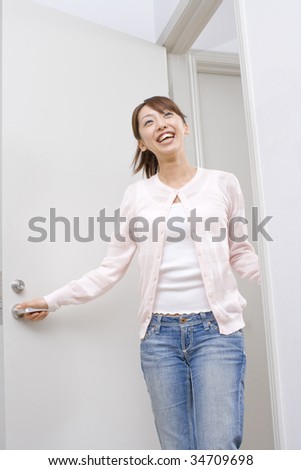 LIFESTYLE IMAGE-a Japanese woman opening the door