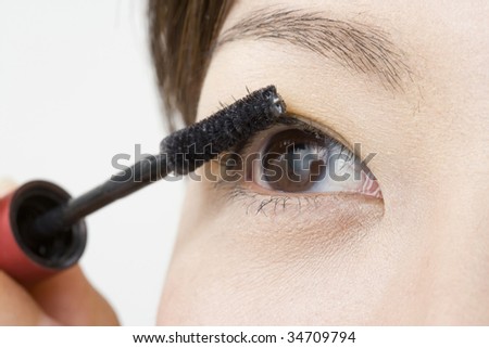 LIFESTYLE IMAGE-a Japanese woman\'s eye making up her eyelashes with mascara