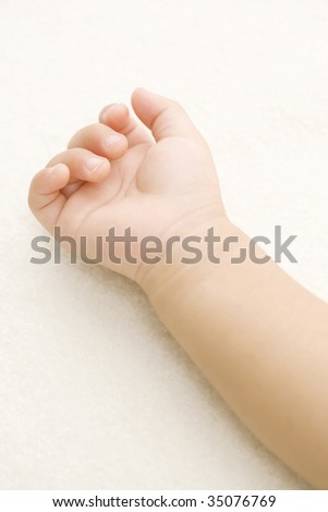 LIFESTYLE IMAGE-close-up shot of a tiny hand of baby