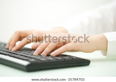 BUSINESS IMAGE- woman\'s hands typing the black keyboard