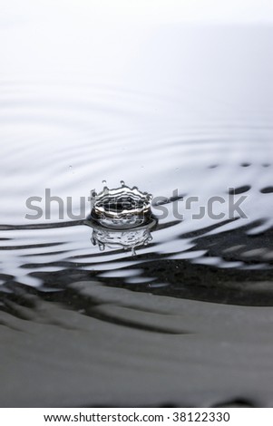 The ripple mark which floats on a surface of the water.