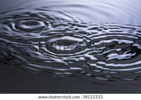 The ripple mark which floats on a surface of the water.