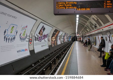 London- January 01: An Interior View Of The Underground Tube System In London, England On Januaryr 01, 2013. London\'S System Is The Oldest Underground Railway In The World, Dating Back To 1863.