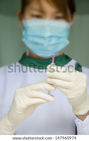 Doctor hope the syringe for Preparation to Inject