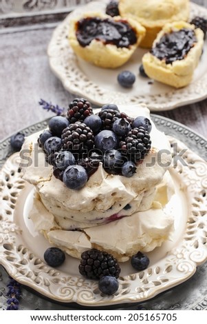 Pavlova cake with blueberries and blackberries