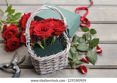 How to make bouquet of roses in wicker basket - step by step, tutorial: shorten roses and put them into the floral foam