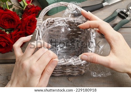How to make bouquet of roses in wicker basket - step by step, tutorial: cut the plastic foil and put into the basket.