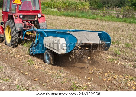 [Obrazek: stock-photo-working-on-a-potato-field-wi...952558.jpg]