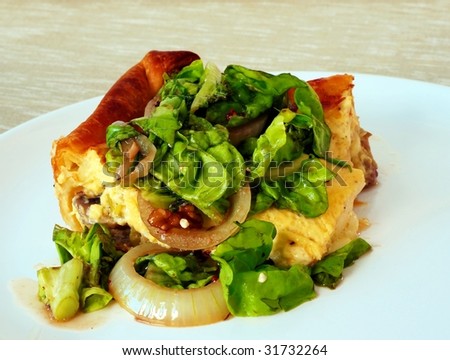 Quiche, cake with champions and leek and with green salad with walnuts and grilled onion