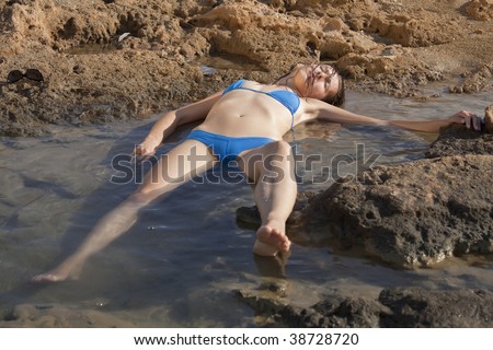 model playing drowned woman floating in water