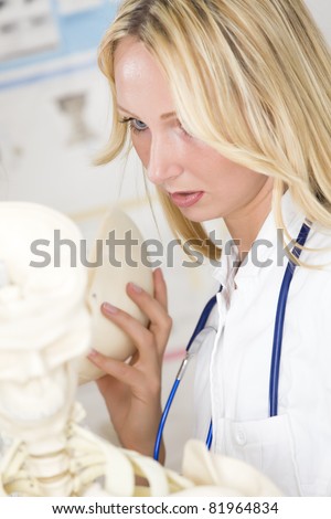 woman medicine student with skeleton