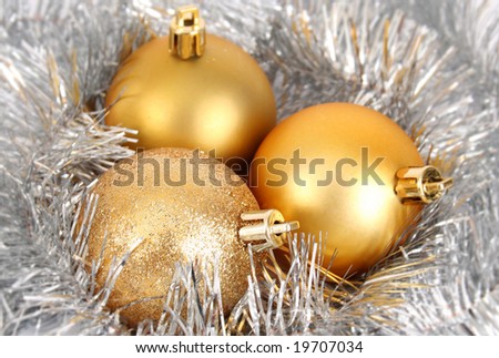 Round spheres for an ornament of a tree