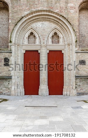 In Bruges there is a church whit two doors in the middel of the city