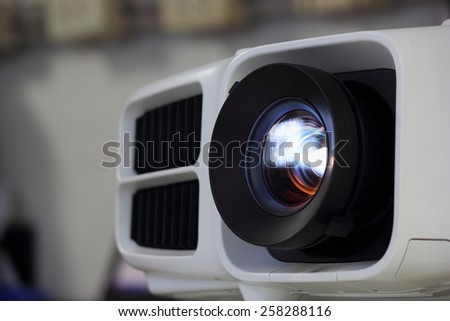 Light projector close lens