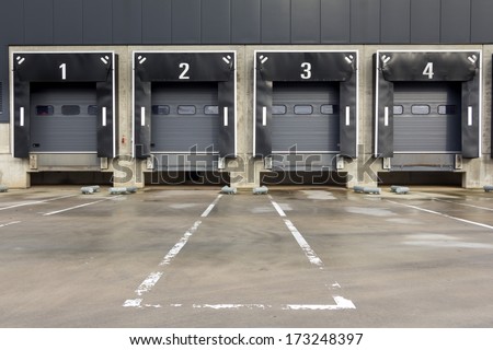 Distribution center with docking station for trucks