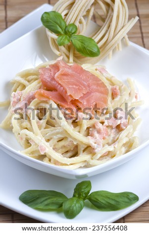 Spaghetti with salmon and cream