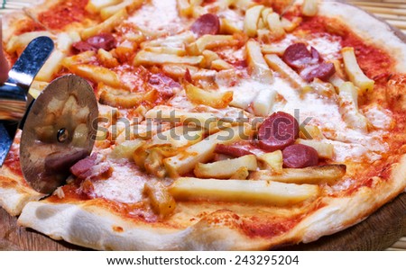 American Pizza with sausage and chips