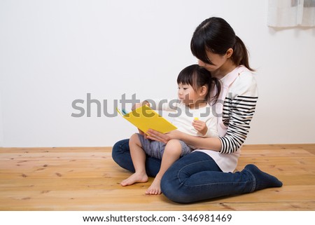 kid enjoy with story telling