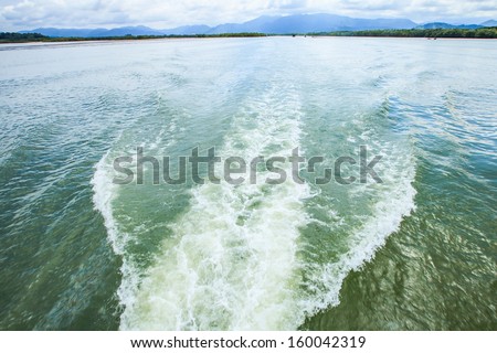 water steam after speed boat