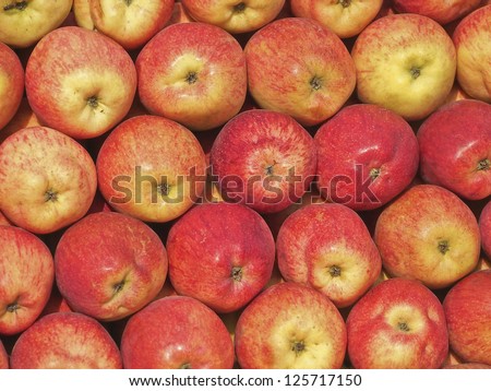 pile of apples for sale in outdoor market
