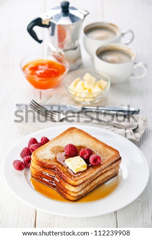 French toast with raspberries, maple syrup and butter