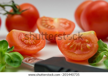 tomato, field salad and knife