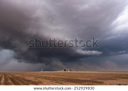 A severe-warned thunderstorm storm in Texas