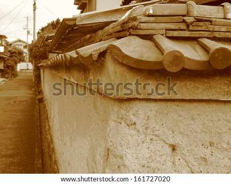 Clay and concrete form a simple hut.