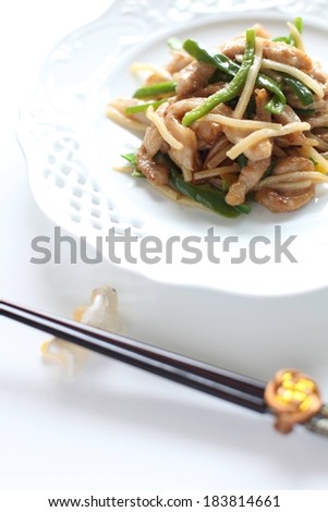 A plate full of noodles, vegetables and meat.