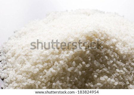Many grains of short grained rice in a heaped pile.