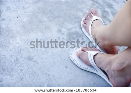 leg of woman wearing flip flop