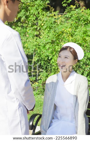 Nurse to talk on the bench