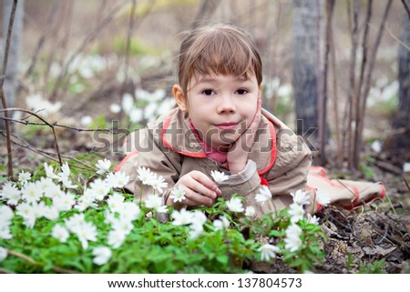 Beautiful girl in the forest of white flowers. Hands touching the plants and wonders forest flora. Enjoy a relaxing stay and a walk.