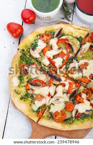 Vegetable pizza with pesto and mozzarella