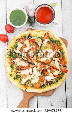 Vegetable pizza with pesto and mozzarella