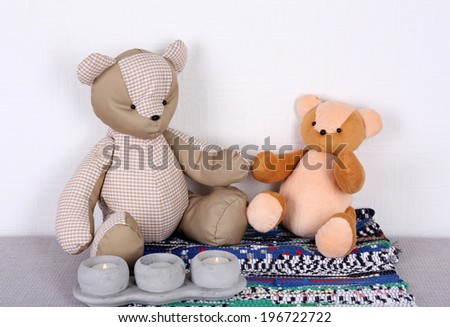 Teddy bears on shelf in room