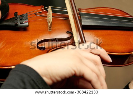 Violinist playing violin, closeup