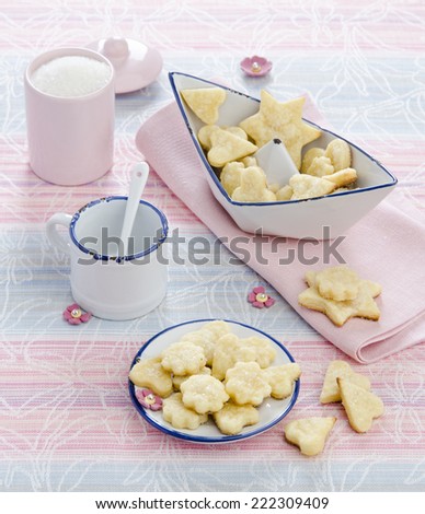 Shortbread cookies in a festive decoration with sweet flowers in a ceramic boat