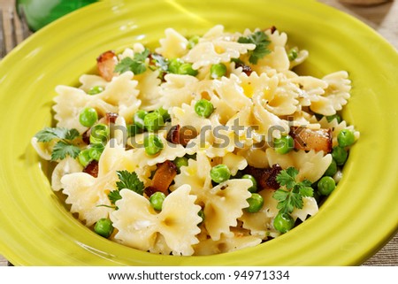 Bow tie pasta with peas