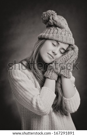 Beautiful young woman in woolen hat and gloves