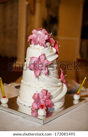 wedding cake with lilies