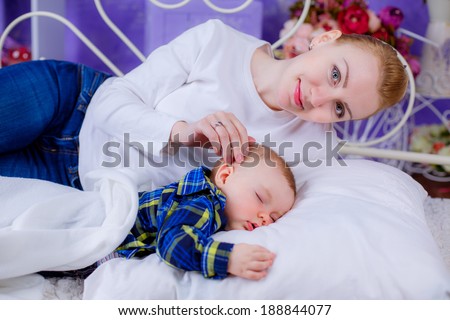 Mom puts the baby to sleep baby